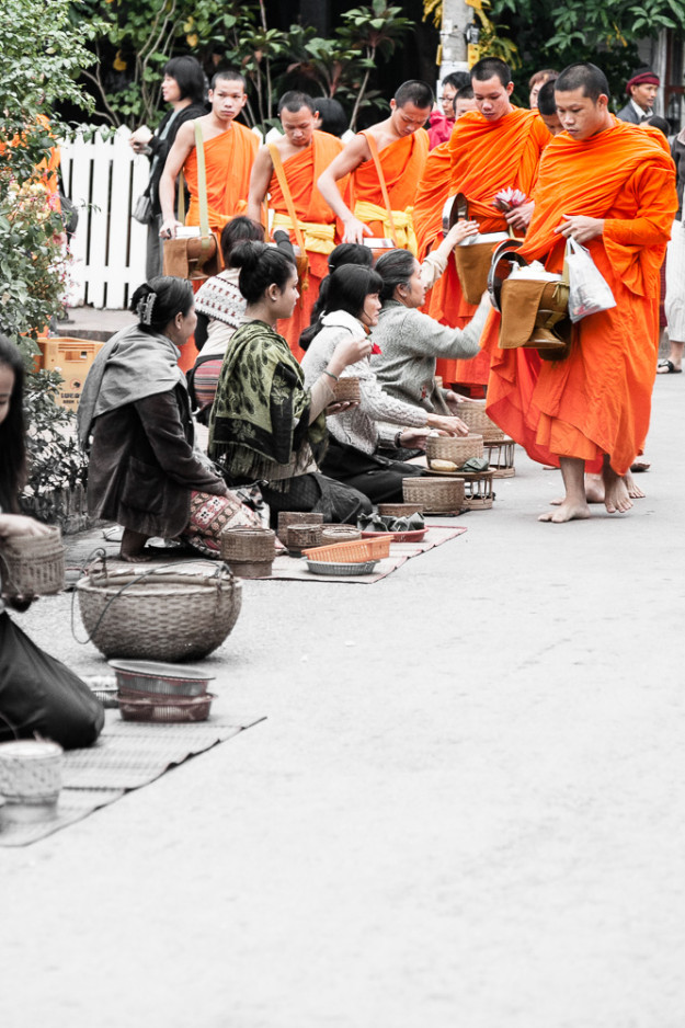 Bild der Mönchsprozession in Luang Prabang, Laos