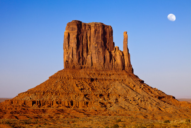 Bild vom Monument Valley Mesa bei Mondaufgang.