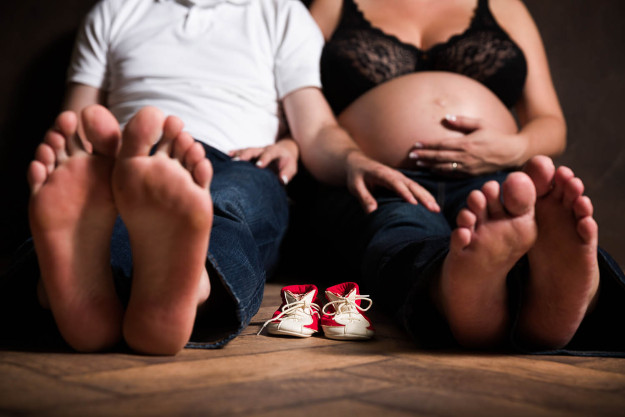 Paar Babybauch Schuhe Bild